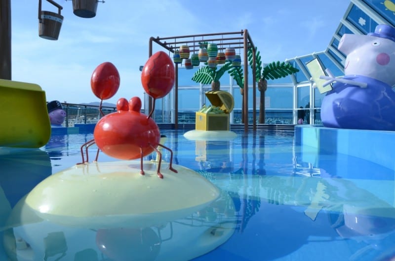 284114_606312_Area_da_piscina_do_squok_club_no_costa_diadema_com_tema_peppa_pig
