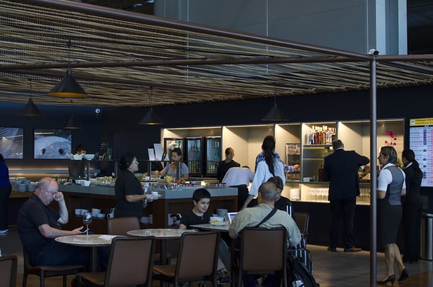 A Sala VIP da Star Alliance disponibiliza serviço de bar com bebidas quentes e frias, e bufê com comidas e petiscos