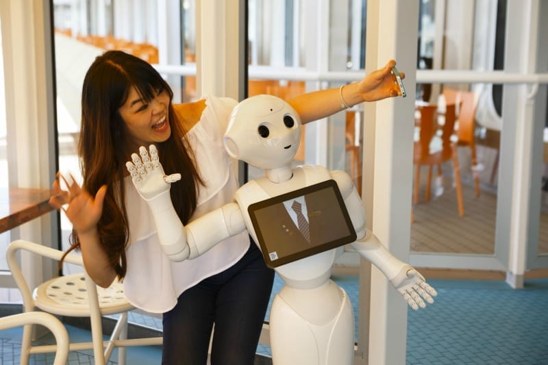 291708_631010_robo_pepper_tira_selfie_com_hospede_a_bordo_do_costa_diadema