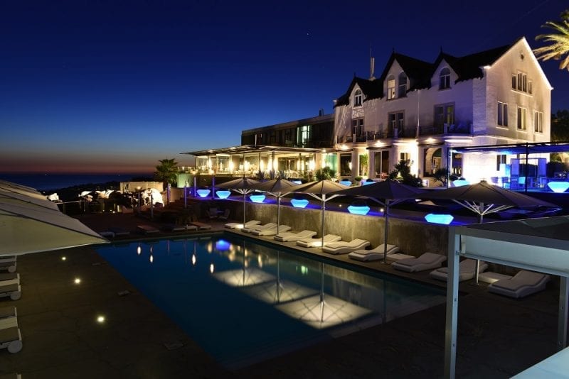 h-farol-vista-noturna-piscina