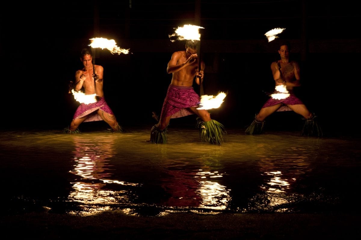 Dança do fogo e golfe em Moorea