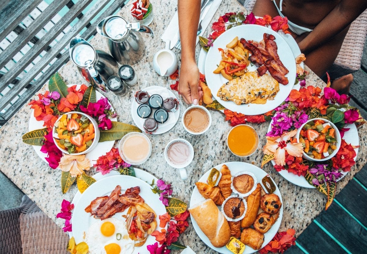 Café da manhã na Va’a, típica canoa polinésia, em Bora Bora