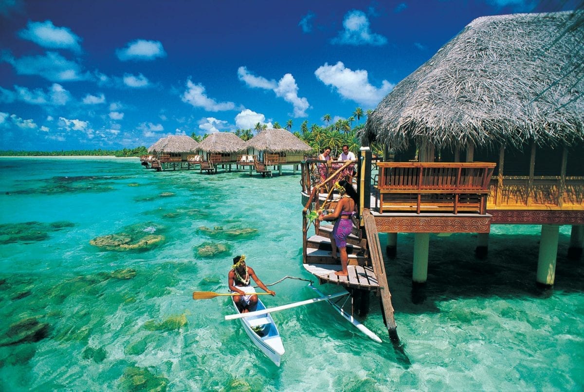bangalôs sobre às águas no Tahiti