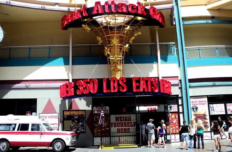 Ambulância sempre à postos na porta do Heart Attack Grill