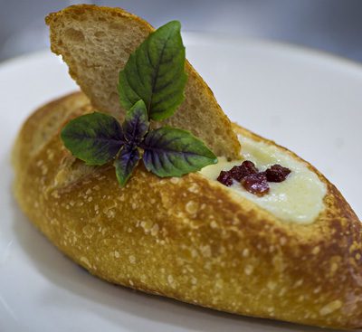 Caldos, sopas e creme de queijo no pão italiano