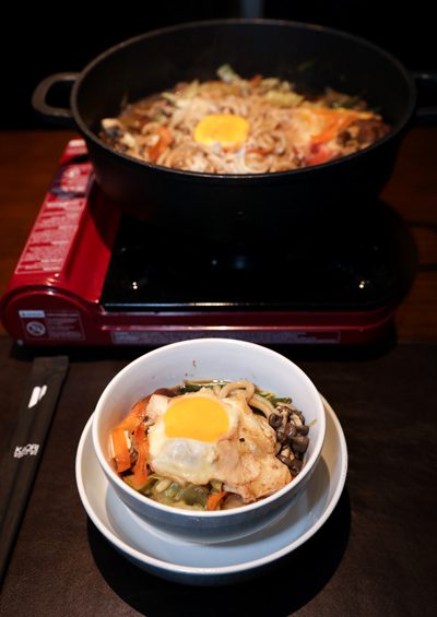 Sukiyaki é preparado à mesa