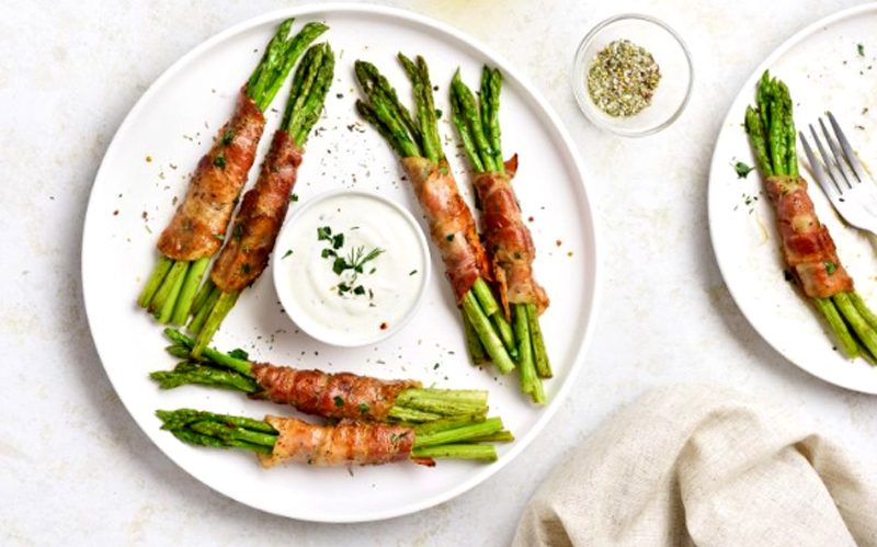 Receitas leves e refrescantes - aspargos com bacon
