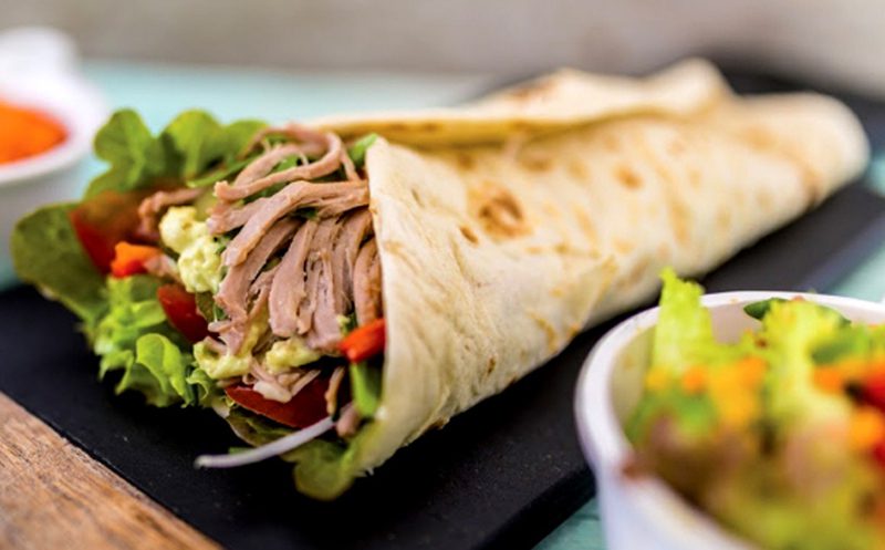 Wrap de pernil com alface