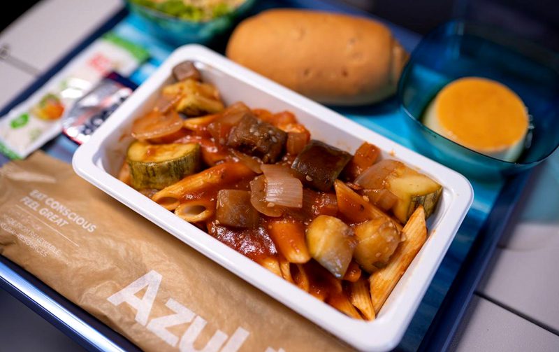 Penne com molho de tomate acompanhado de Ratatouille de laranja