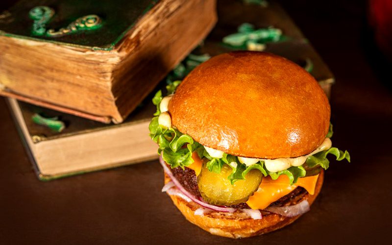 Hector Hamburgueria traz magia para comemorar data especial