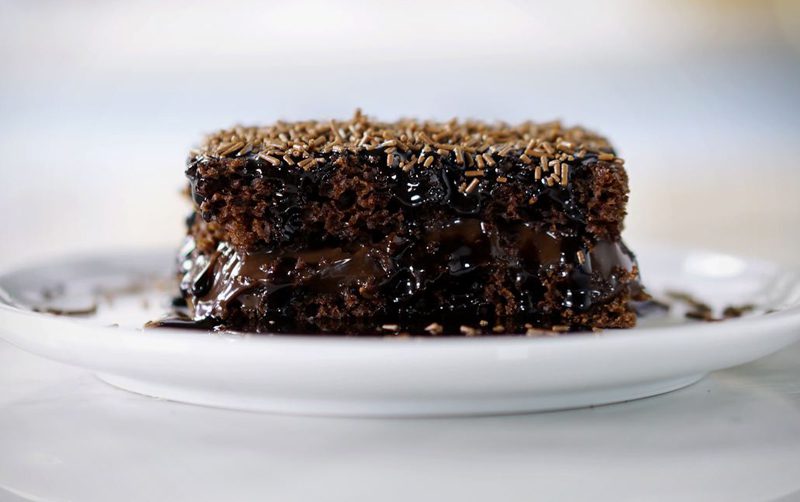 Bolo de Chocolate Recheado de Brigadeiro