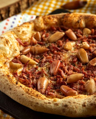 Pizza de pinhão com carne seca