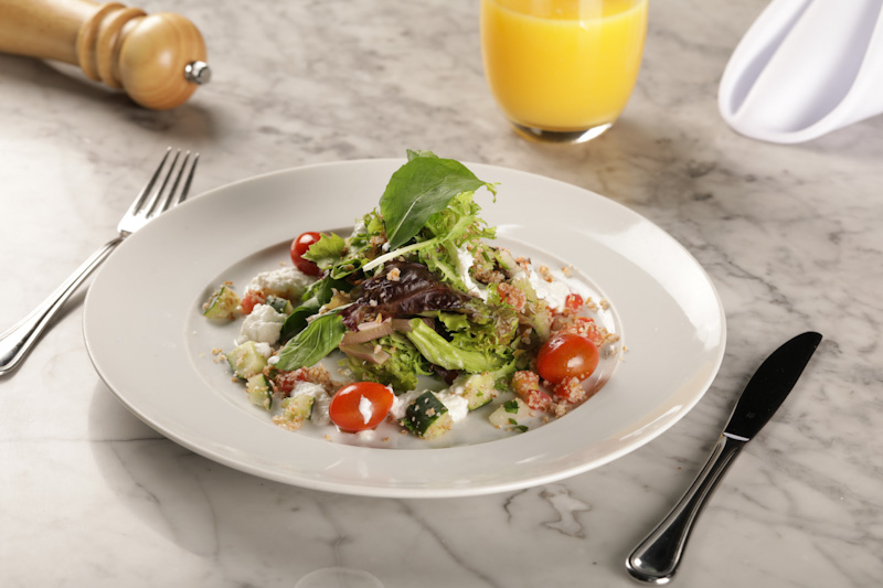 Salada Caprese do restaurante do NH Curitiba The Five