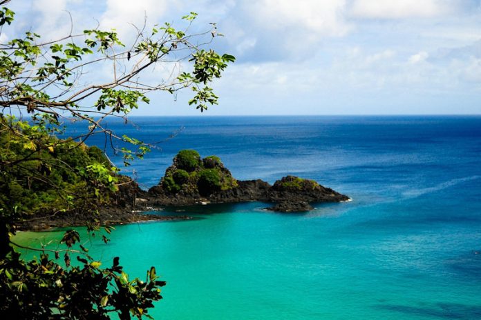 Duas praias brasileiras entre as 50 melhores do mundo: Baía do Sancho