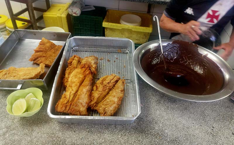Mercado Ver-o-Peso: peixe frito com açaí