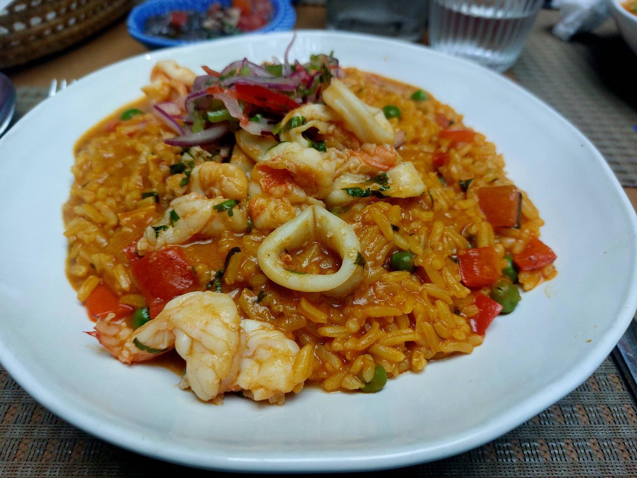Arroz com frutos do mar do restaurante Mares de la Peruana
