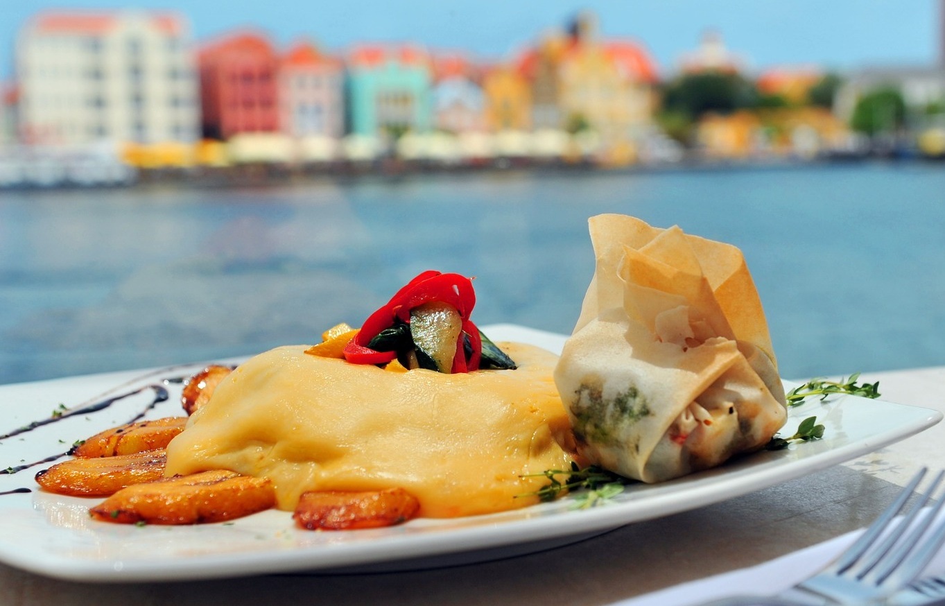 Keshi Yená que é considerado o prato nacional de Curaçao