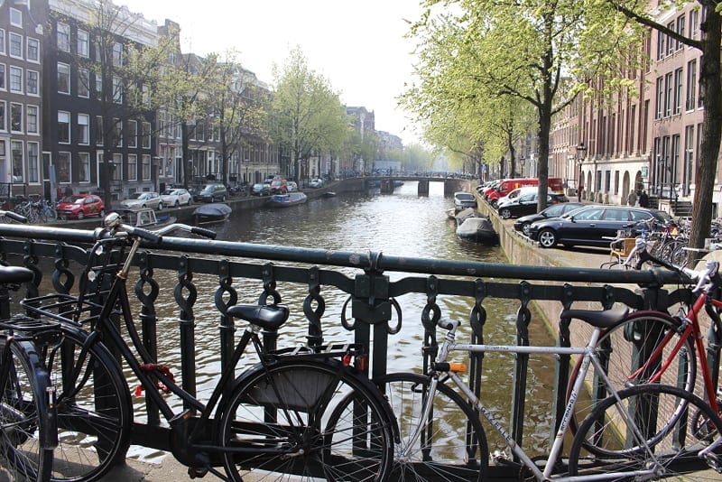 Pontes e canais compõem o cenário da maior cidade holandesa