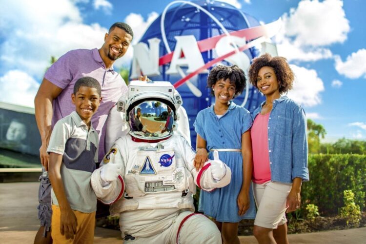 Parque da NASA: Holidays in Space: Kennedy Space Center entra no clima natalino - astronauta brasileiro