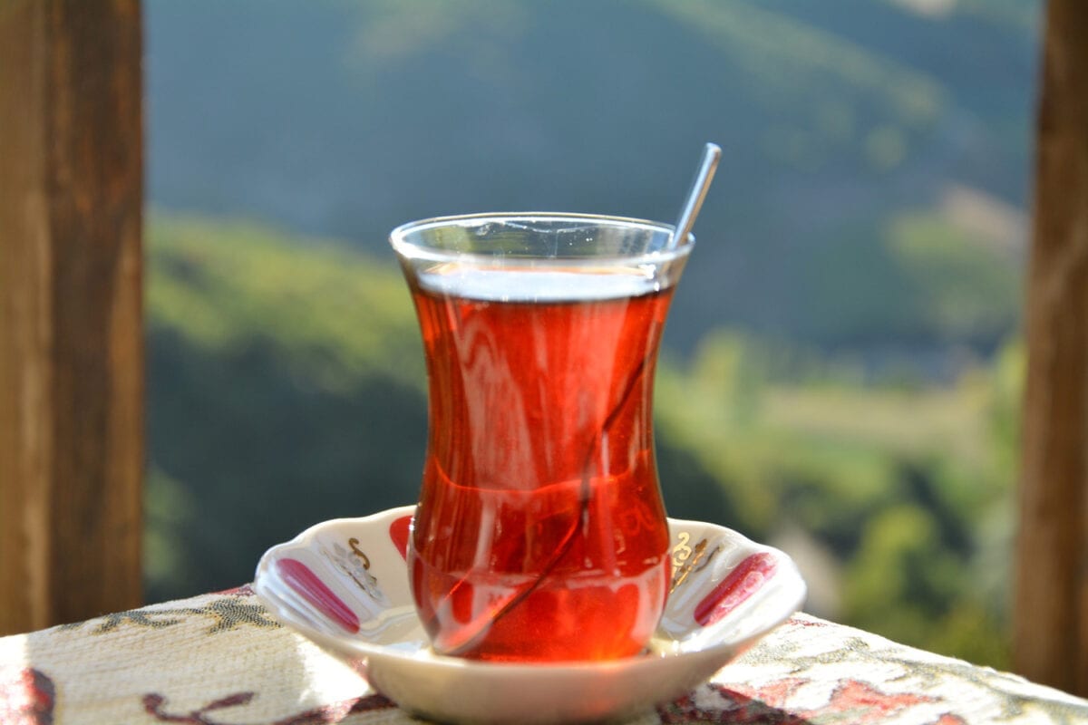O famoso chá turco é sinônimo de hospitalidade e tradição