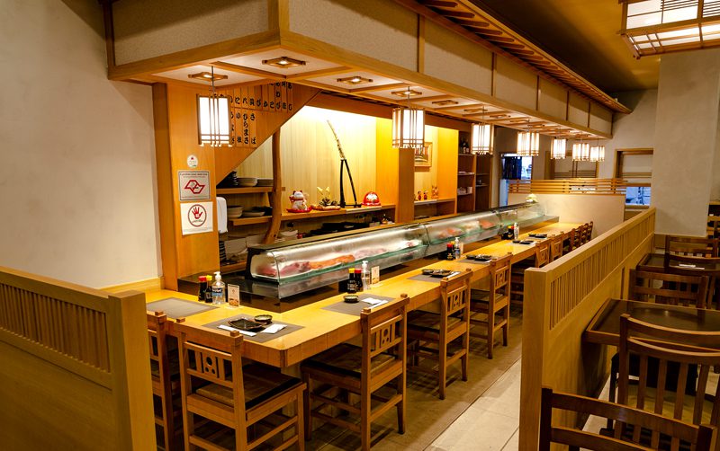 Balcão tradicional japonês do restaurante Massae San Sushi