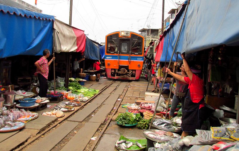 Mercado do Trem na Tailândia