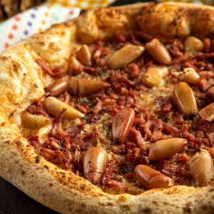 Pizza de pinhão com carne seca
