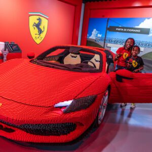 Legoland Florida apresenta o LEGO Ferrari Build and Race!