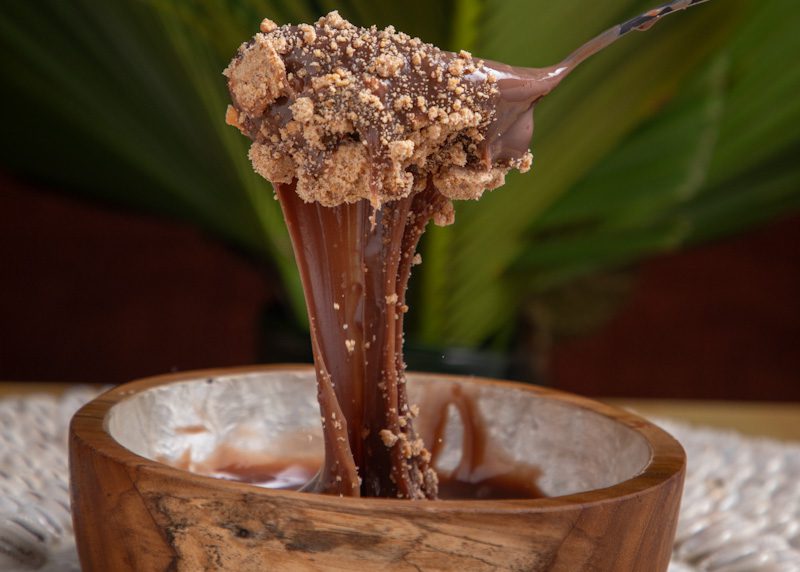 brigadeiro de colher com farofa de paçoca do restaurante Gal Bar do Mar