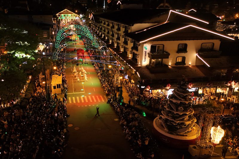 Hotel Serrazul: Vista privilegiada para o Desfile do Natal Luz em Gramado