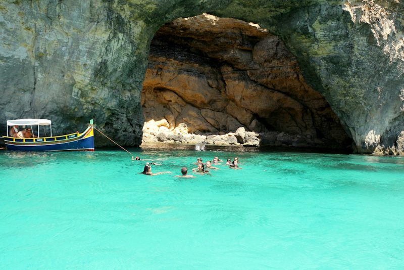 Praia com águas cristalinas em Malta