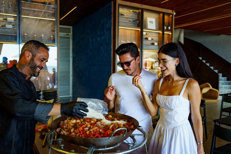 Duke Beach Hotel celebra a Paella Valenciana em Maresias