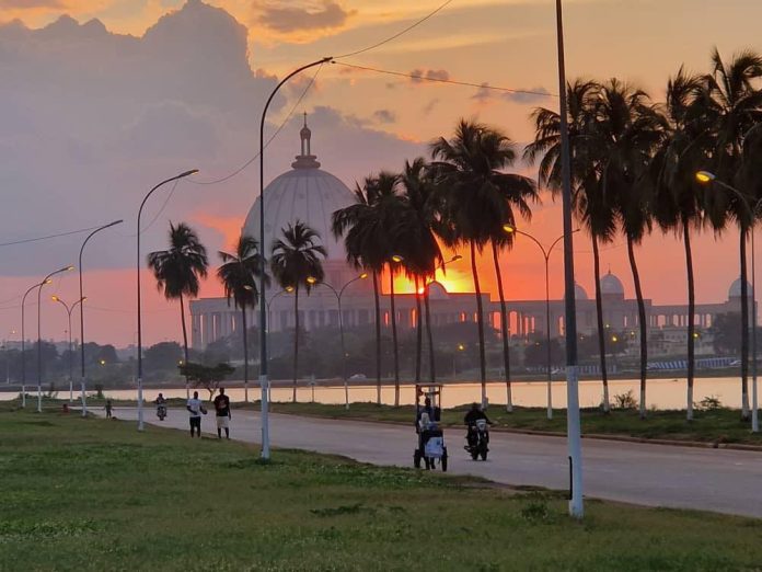 Costa do Marfim: Yamassoukro com basílica ao fundo