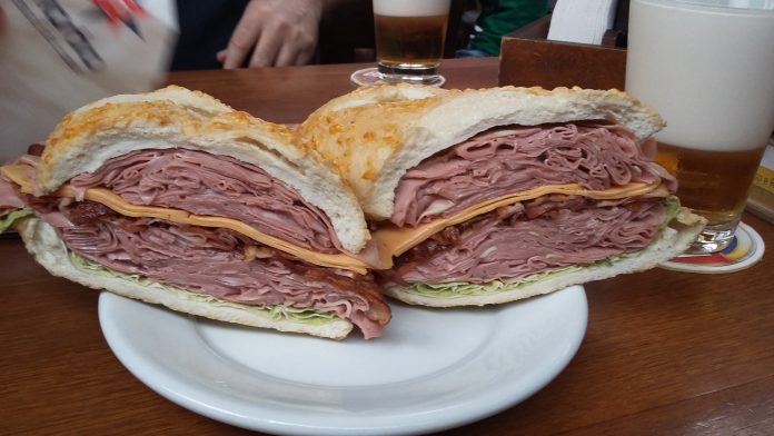 Dia da Mortadela: sanduíches são tradição no Mercadão de SP