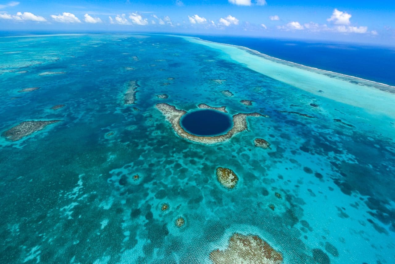 Great Blue Hole em Belize: um sobrevoo inesquecível