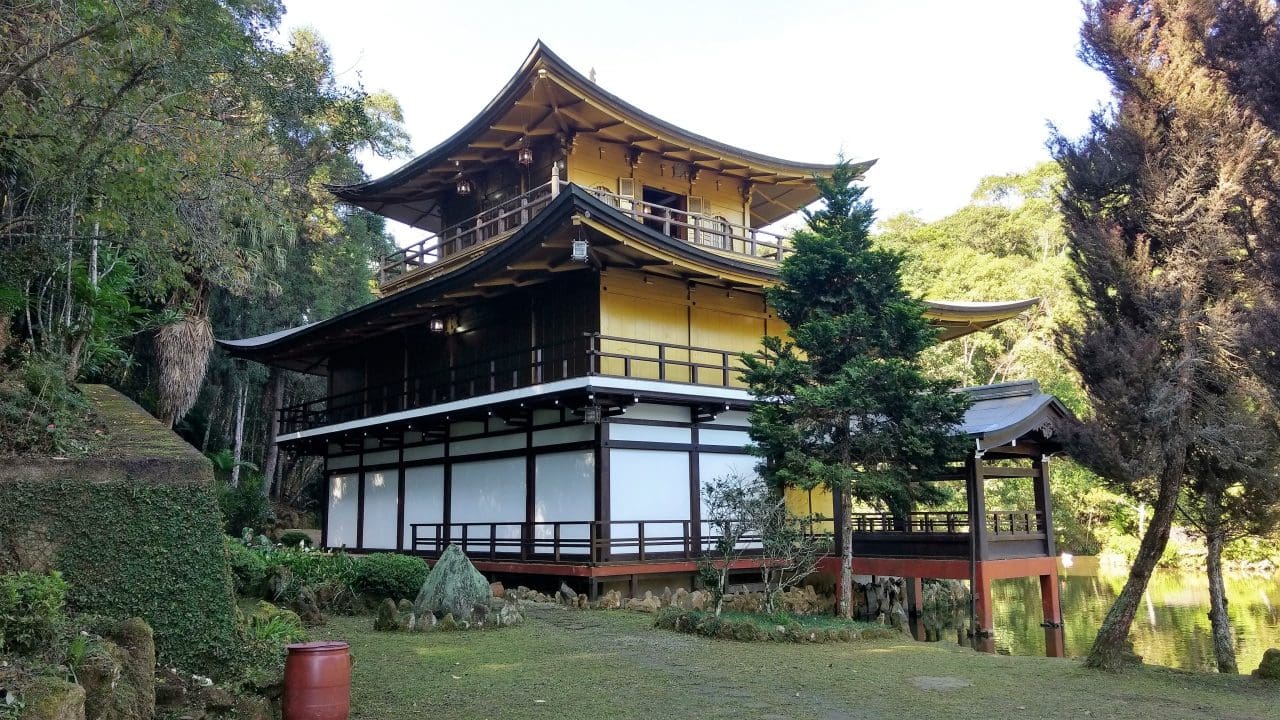 Templo Kinkaku-Ji em Itapecerica da Serra