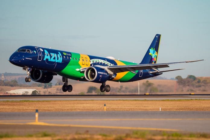 Azul faz homenagem aérea à Seleção em Copacabana