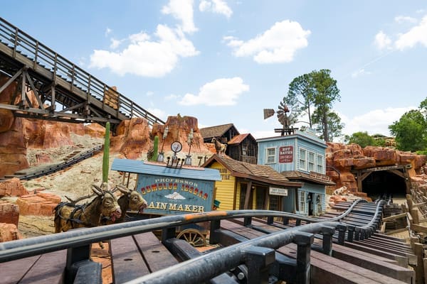 Big Thunder Mountain Railroad reabre com novidades