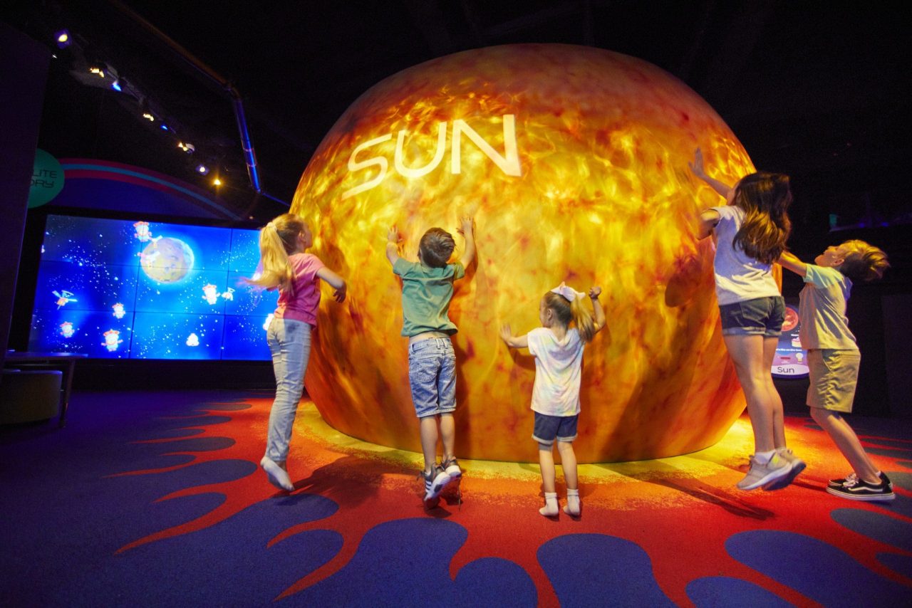 Kennedy Space Center une diversão e aprendizado infantil