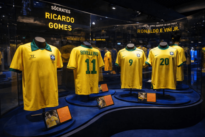 Museu do Futebol mostra a história da camisa da seleção brasileira