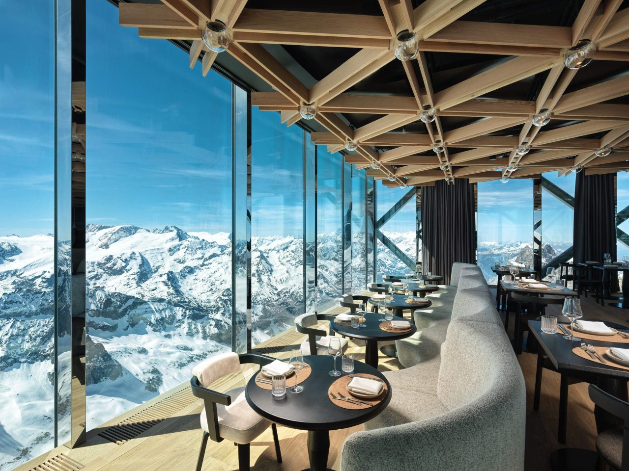 Nova torre no Monte Titlis une gastronomia e paisagens