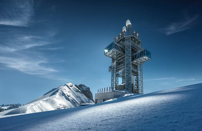 Nova torre no Monte Titlis une gastronomia e paisagens