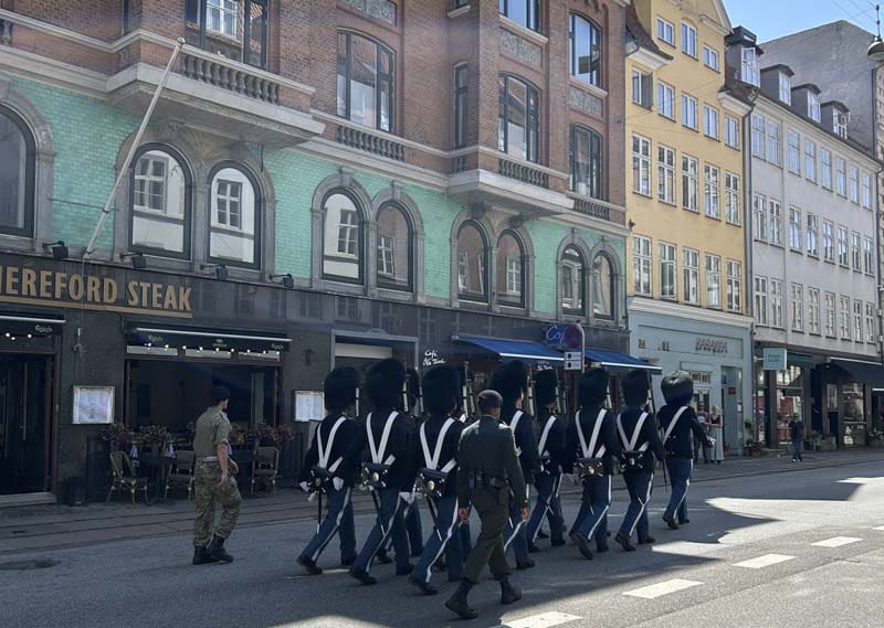 Copenhague: guardas marchando para Amalienborg