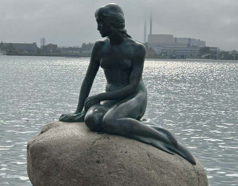 Estátua da Pequena Sereia em Copenhague